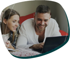 duas pessoas com notebook